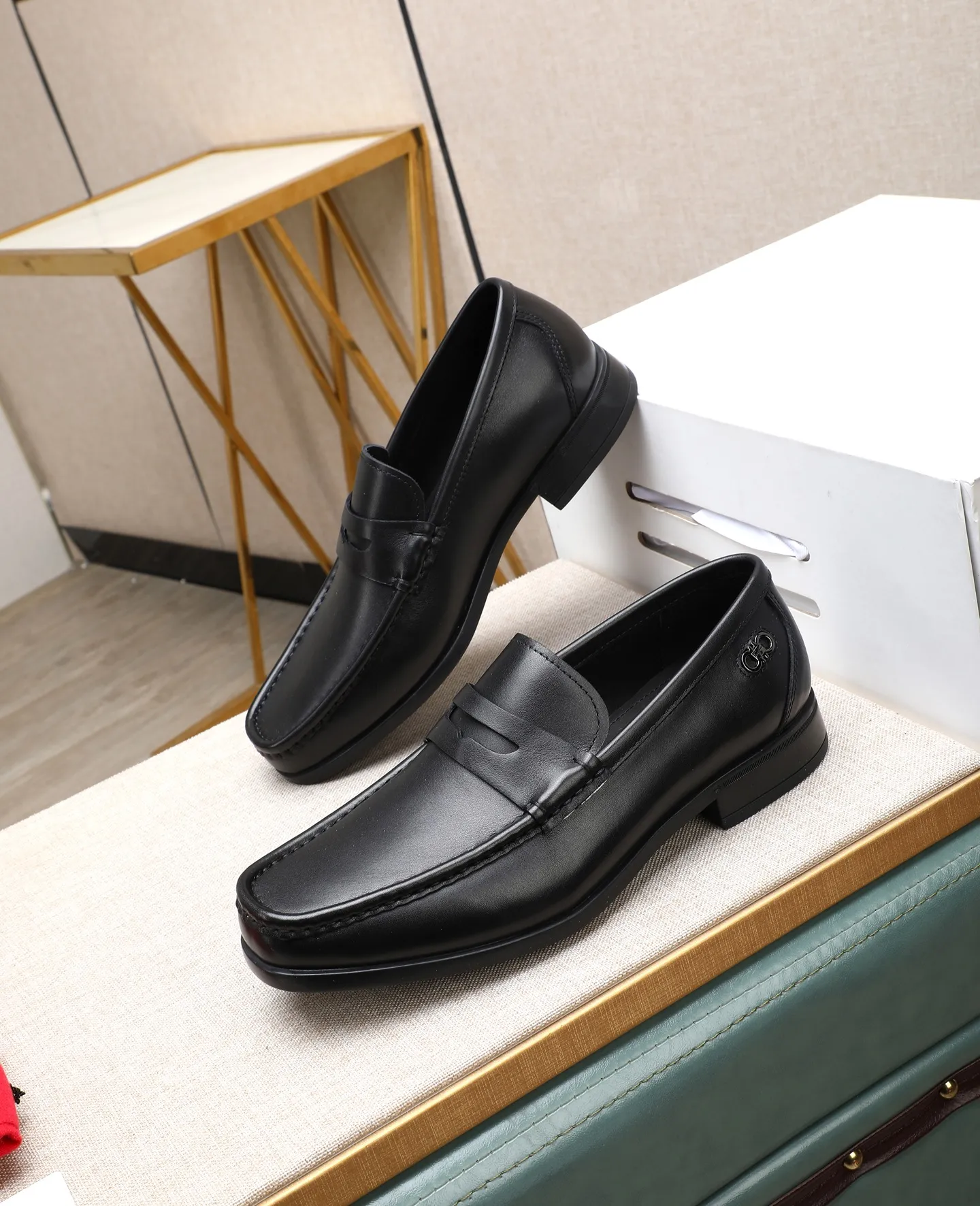 Men's clothing and shoes 💰700📛📛High-end goods! Salvatore Ferragamo is the world's top luxury footwear brand. It comes from Italy, the kingdom of fashion. It is famous all over the world for its traditional handmade design and novel styles... 🚶🏻🚶🏻 Top-quality suit shoes are sold simultaneously at the counter. This style is purely handmade. The fabric is imported Italian calfskin➕soft water-dyed cowhide lining. Specially available with original deep rubber outsole🌀🌀Size: 38➖44